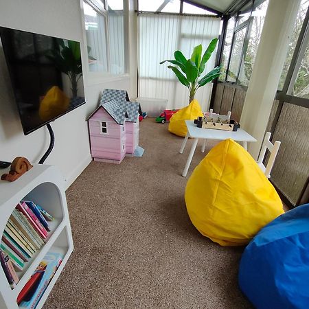 Retro 4 Bedroom Home, Warm And Welcoming, Quiet Location Porirua Bagian luar foto