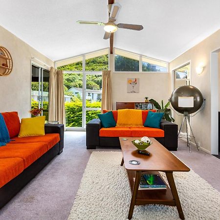 Retro 4 Bedroom Home, Warm And Welcoming, Quiet Location Porirua Bagian luar foto
