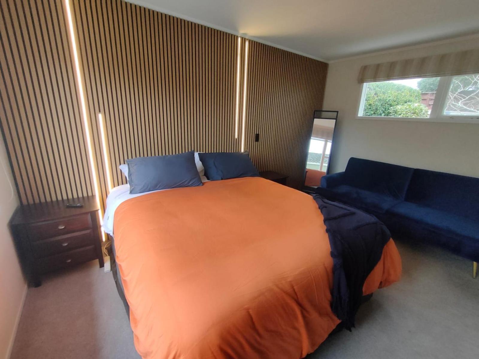 Retro 4 Bedroom Home, Warm And Welcoming, Quiet Location Porirua Bagian luar foto