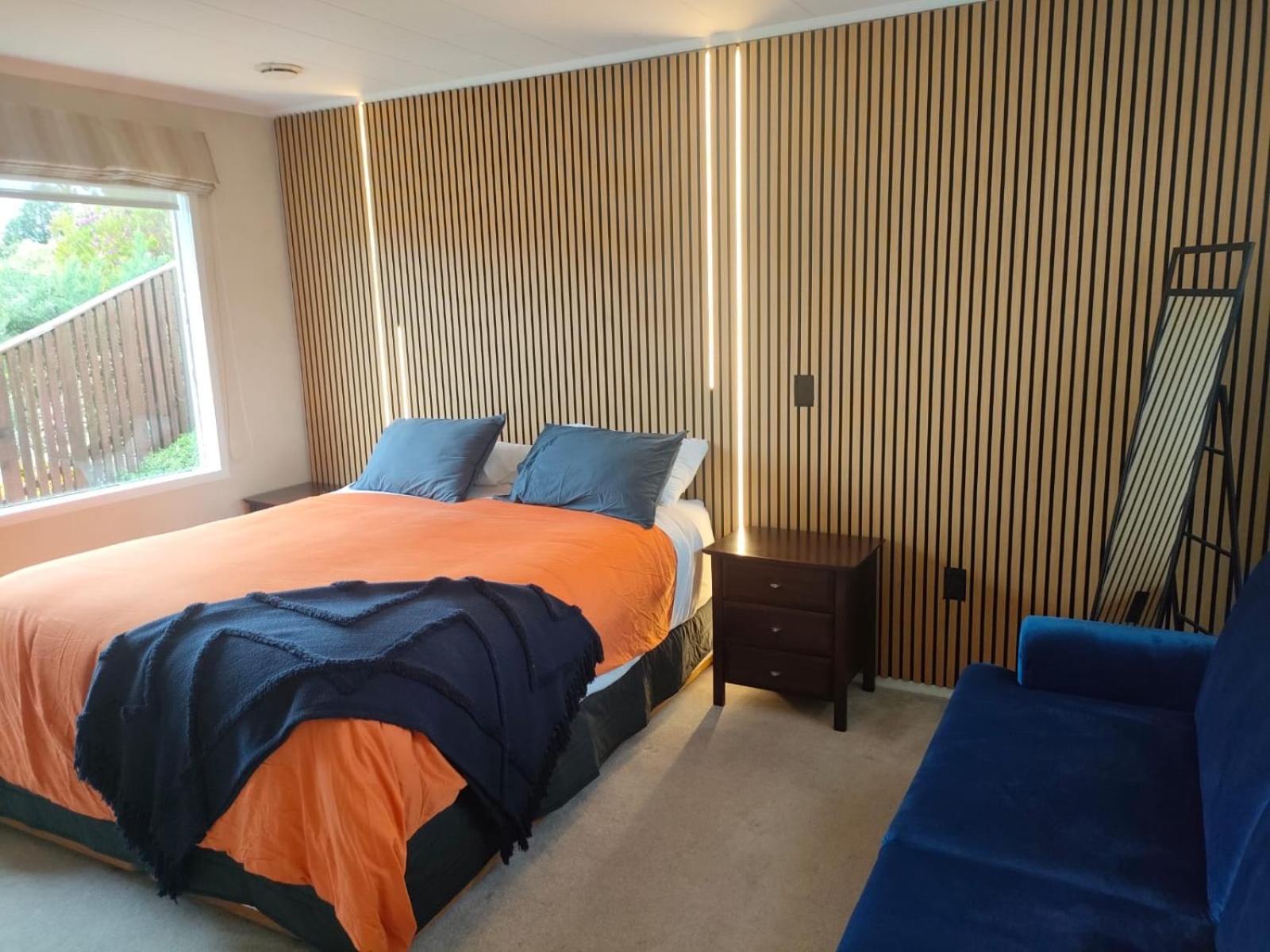 Retro 4 Bedroom Home, Warm And Welcoming, Quiet Location Porirua Bagian luar foto