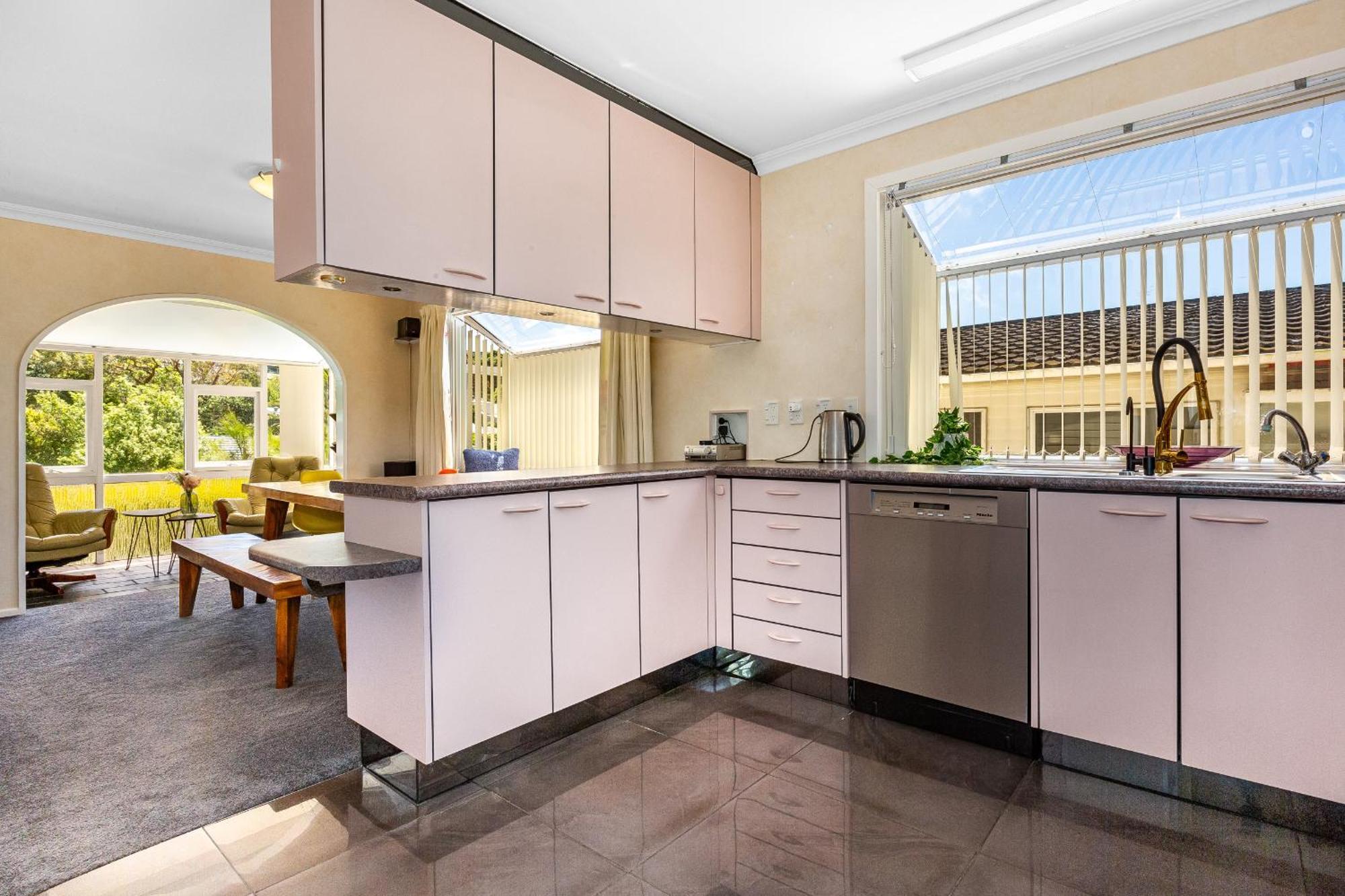 Retro 4 Bedroom Home, Warm And Welcoming, Quiet Location Porirua Bagian luar foto