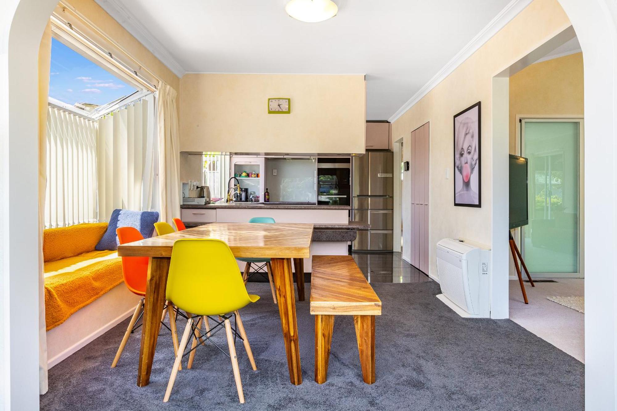 Retro 4 Bedroom Home, Warm And Welcoming, Quiet Location Porirua Bagian luar foto