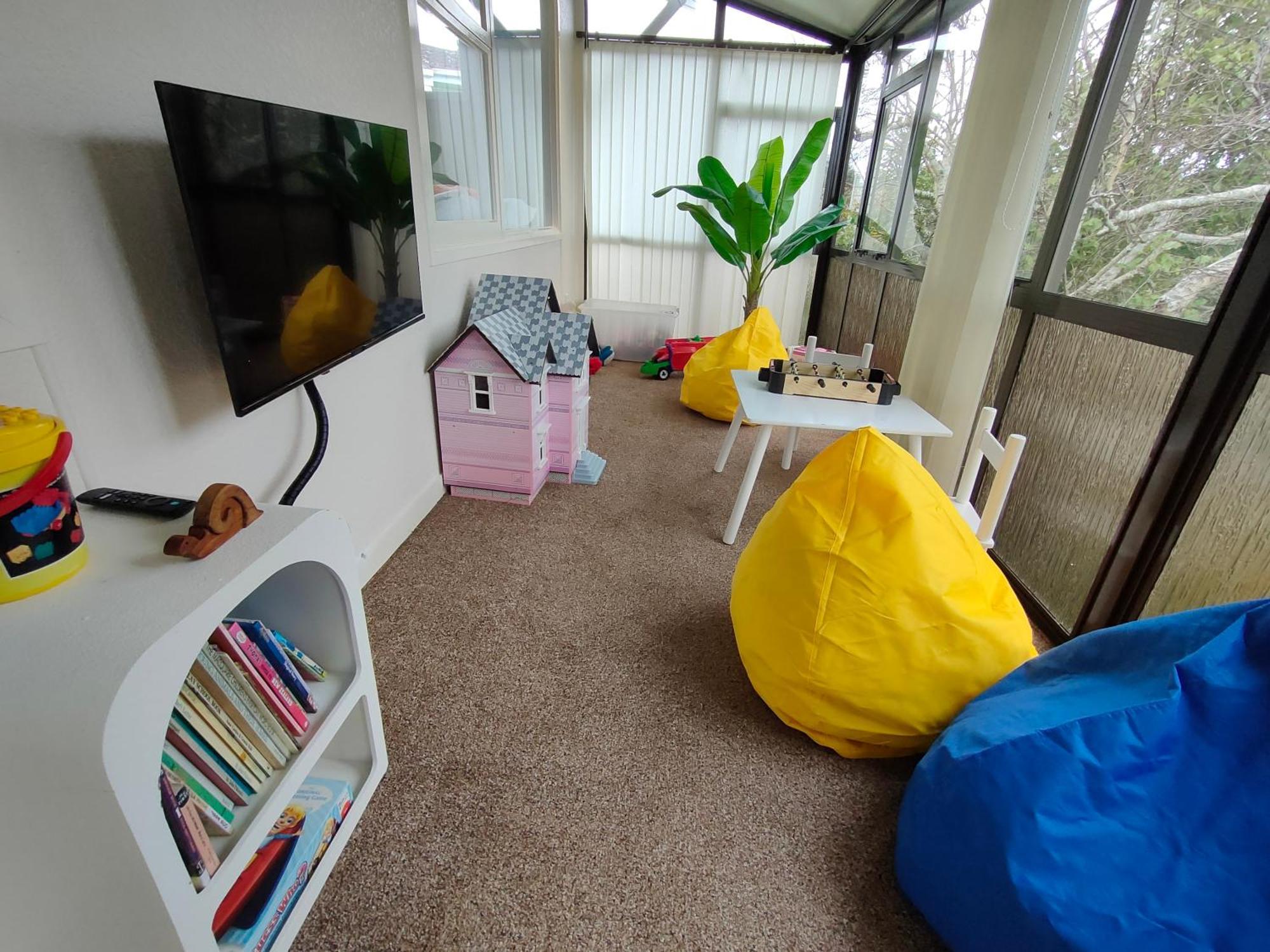 Retro 4 Bedroom Home, Warm And Welcoming, Quiet Location Porirua Bagian luar foto
