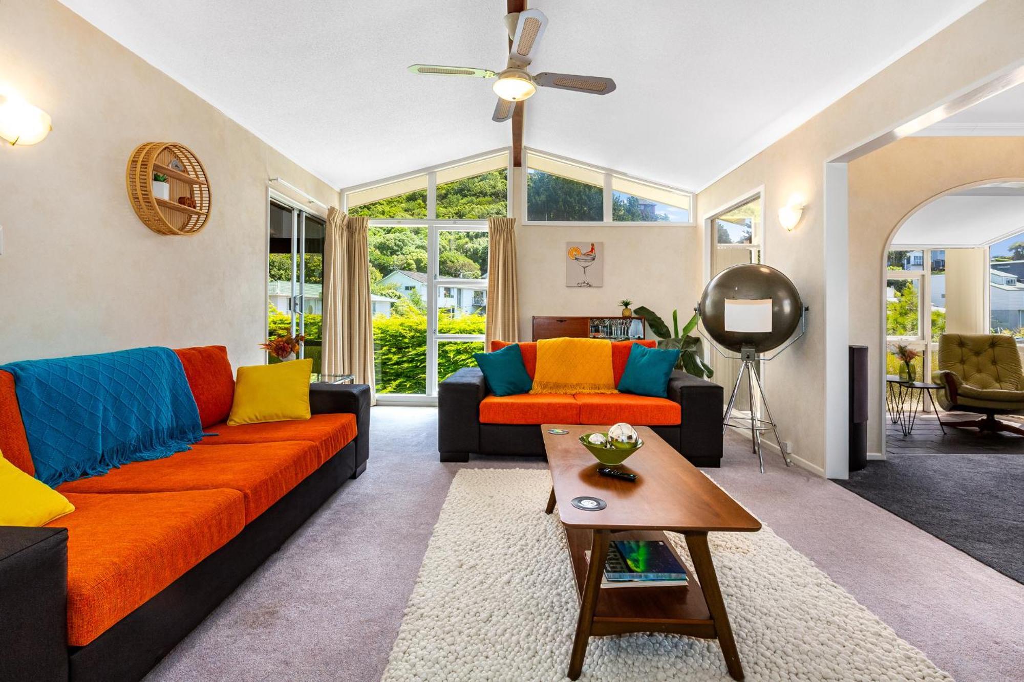 Retro 4 Bedroom Home, Warm And Welcoming, Quiet Location Porirua Bagian luar foto