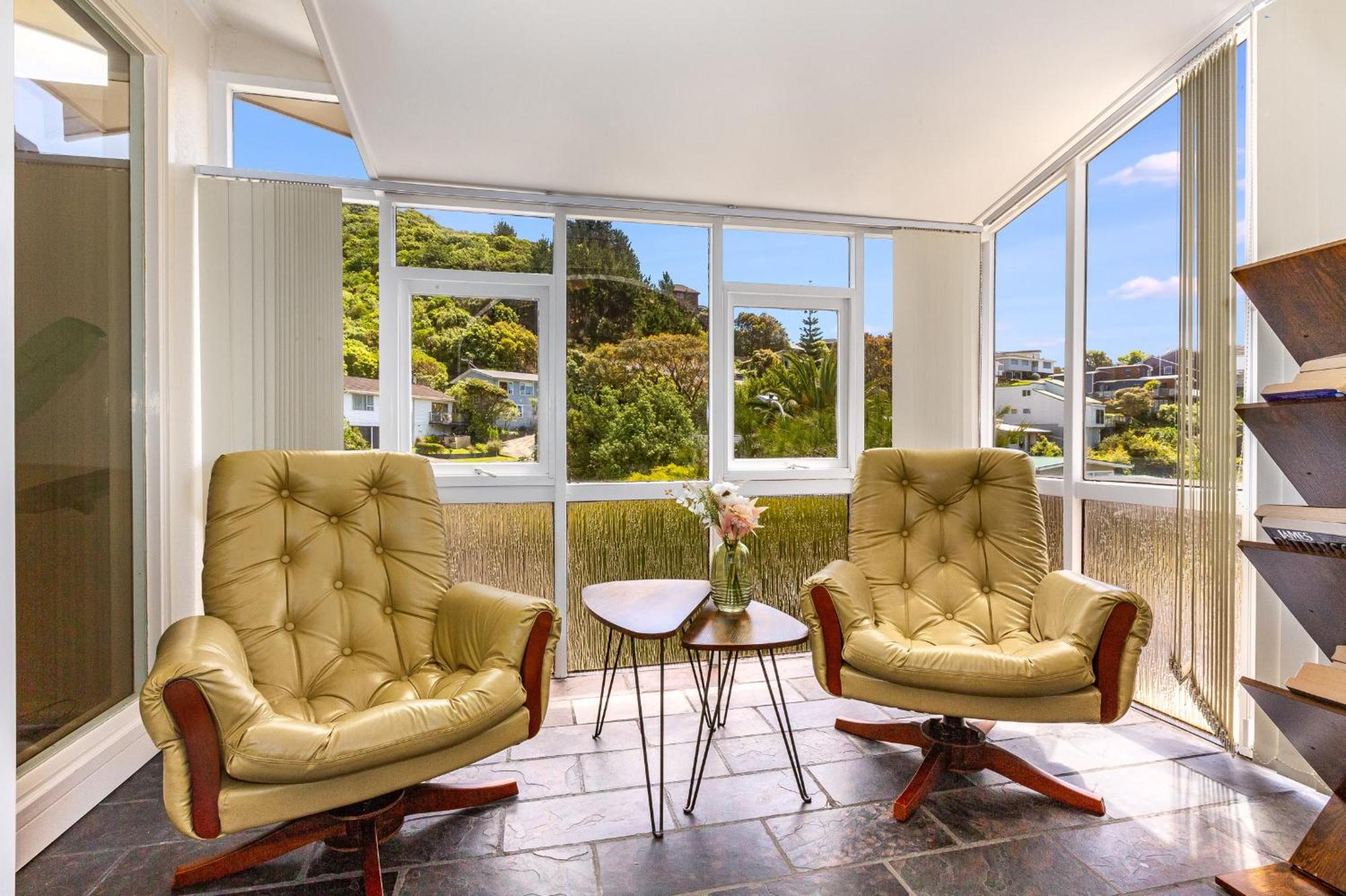 Retro 4 Bedroom Home, Warm And Welcoming, Quiet Location Porirua Bagian luar foto
