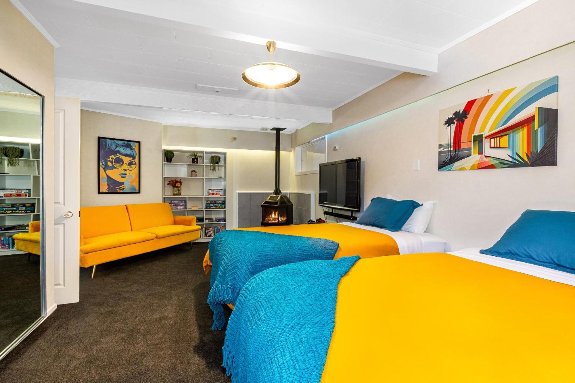 Retro 4 Bedroom Home, Warm And Welcoming, Quiet Location Porirua Bagian luar foto