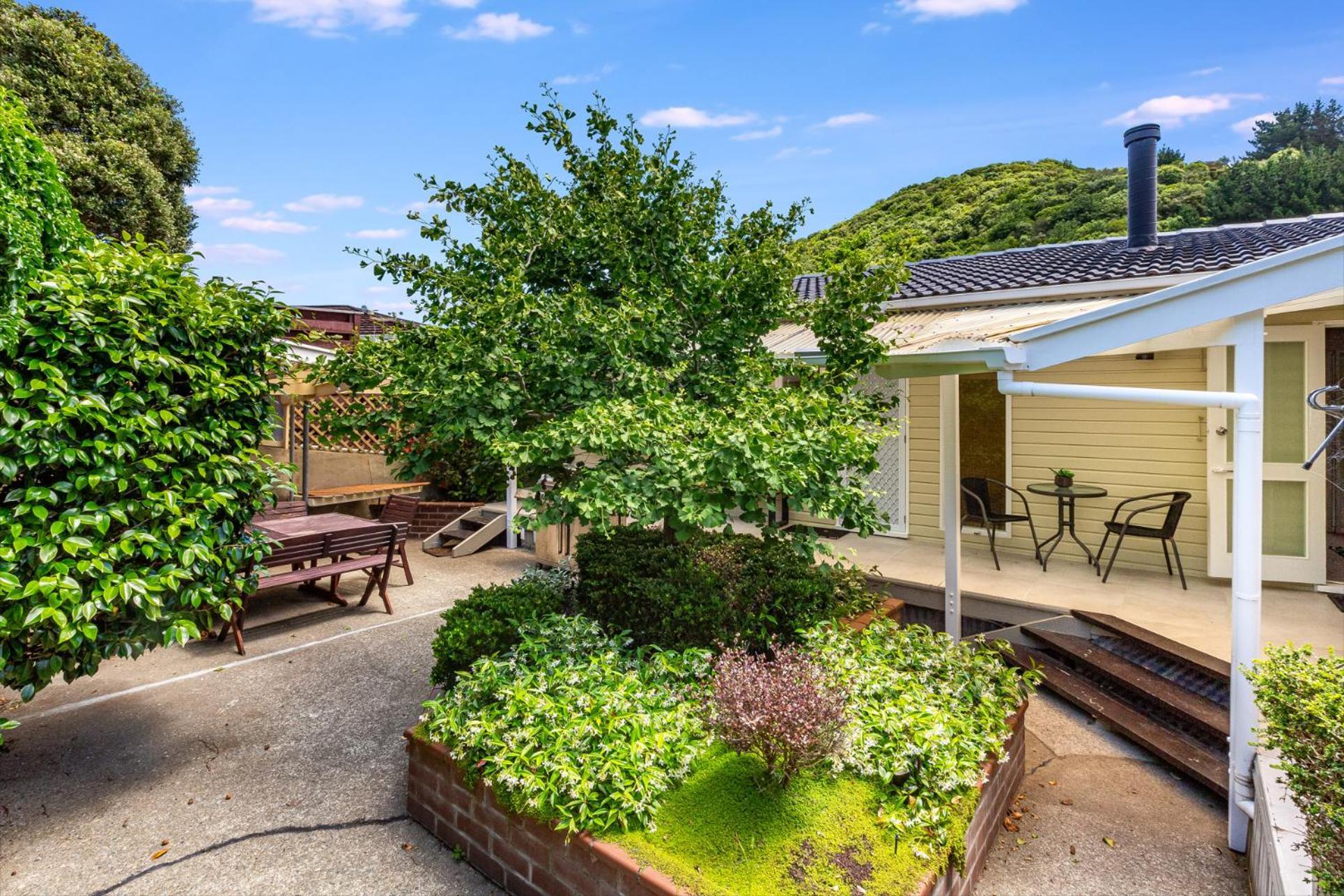 Retro 4 Bedroom Home, Warm And Welcoming, Quiet Location Porirua Bagian luar foto