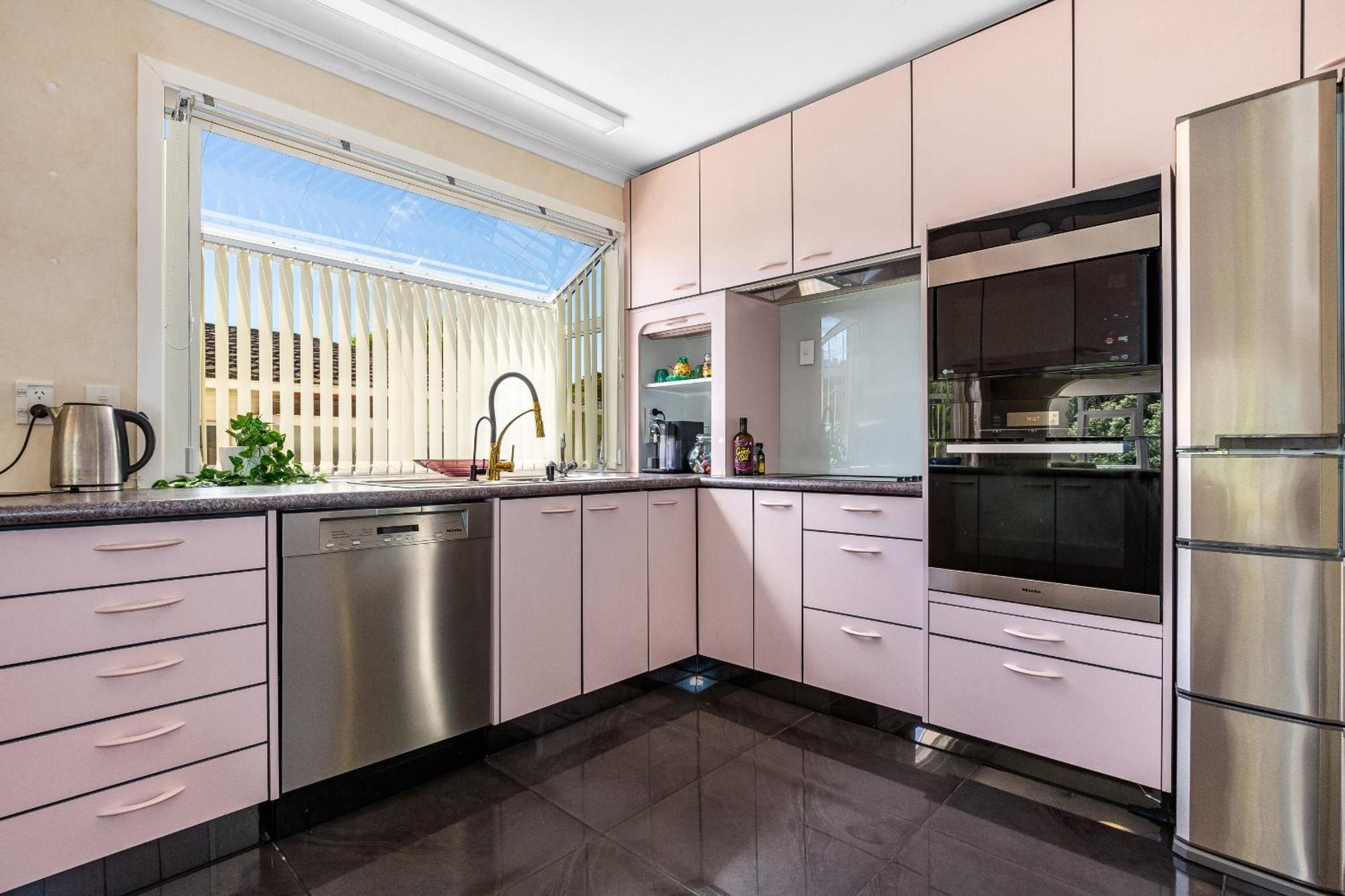Retro 4 Bedroom Home, Warm And Welcoming, Quiet Location Porirua Bagian luar foto