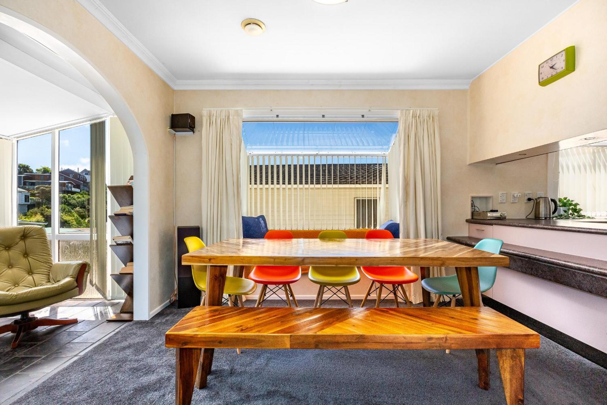 Retro 4 Bedroom Home, Warm And Welcoming, Quiet Location Porirua Bagian luar foto