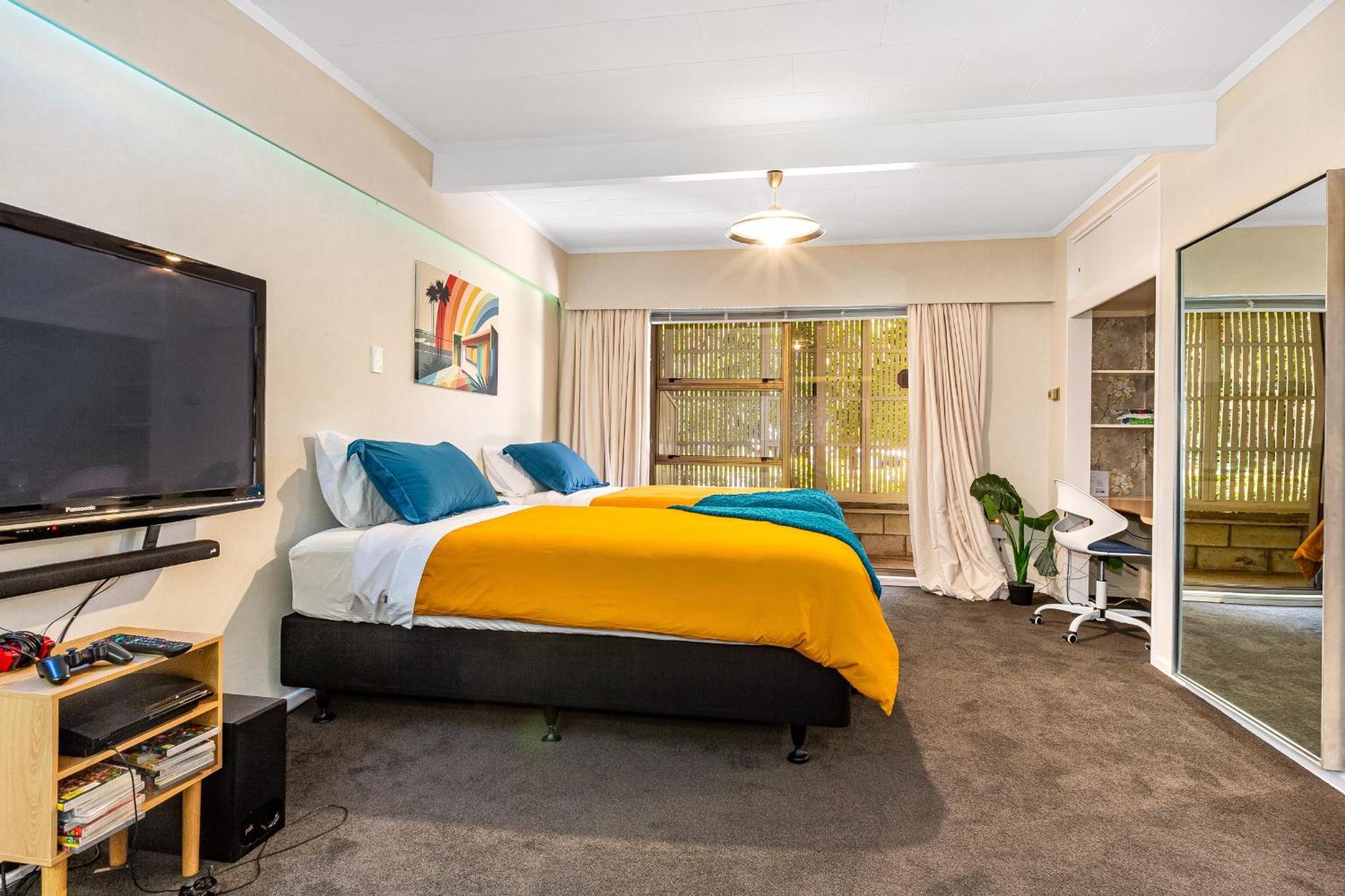 Retro 4 Bedroom Home, Warm And Welcoming, Quiet Location Porirua Bagian luar foto