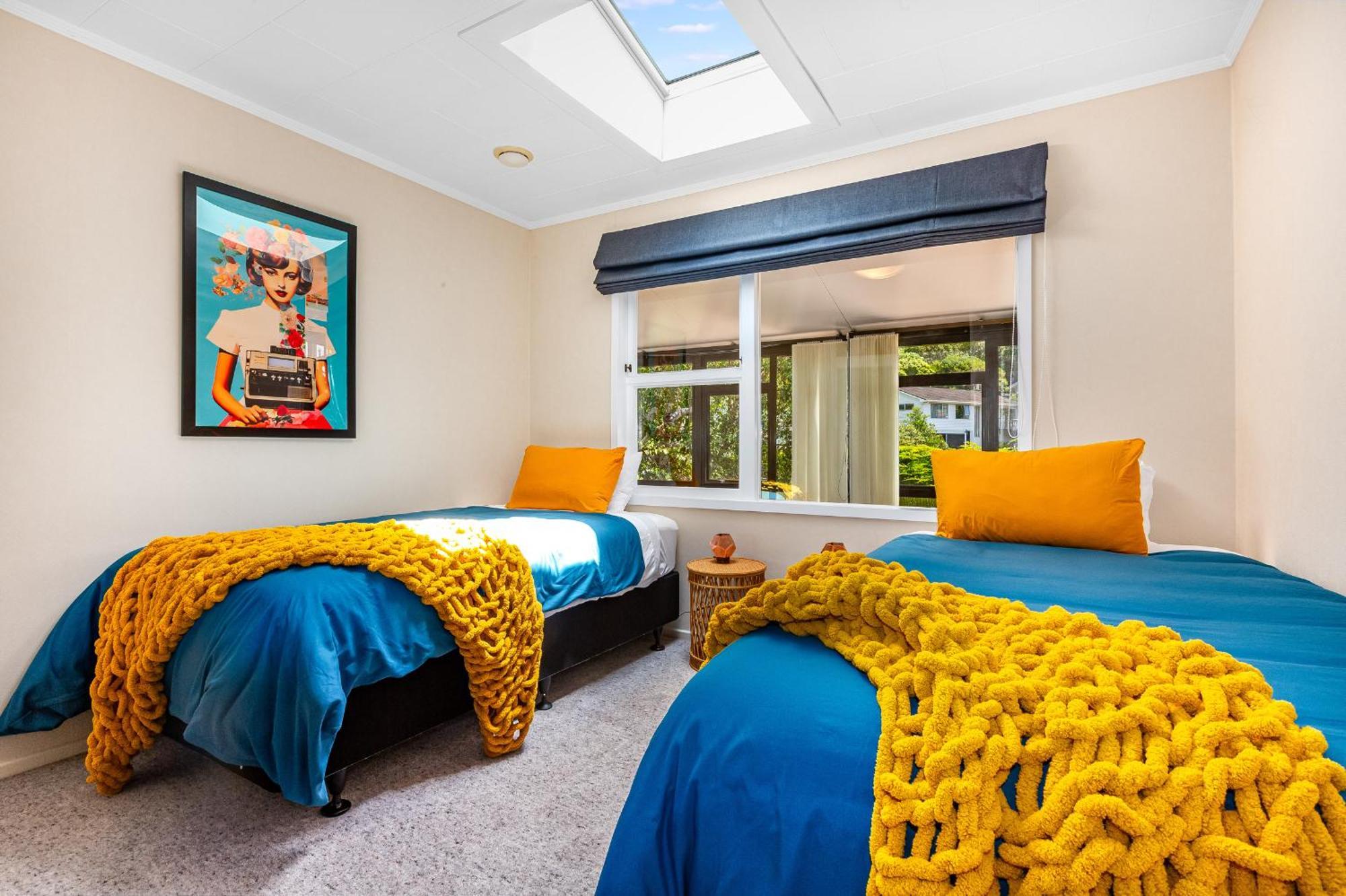 Retro 4 Bedroom Home, Warm And Welcoming, Quiet Location Porirua Bagian luar foto