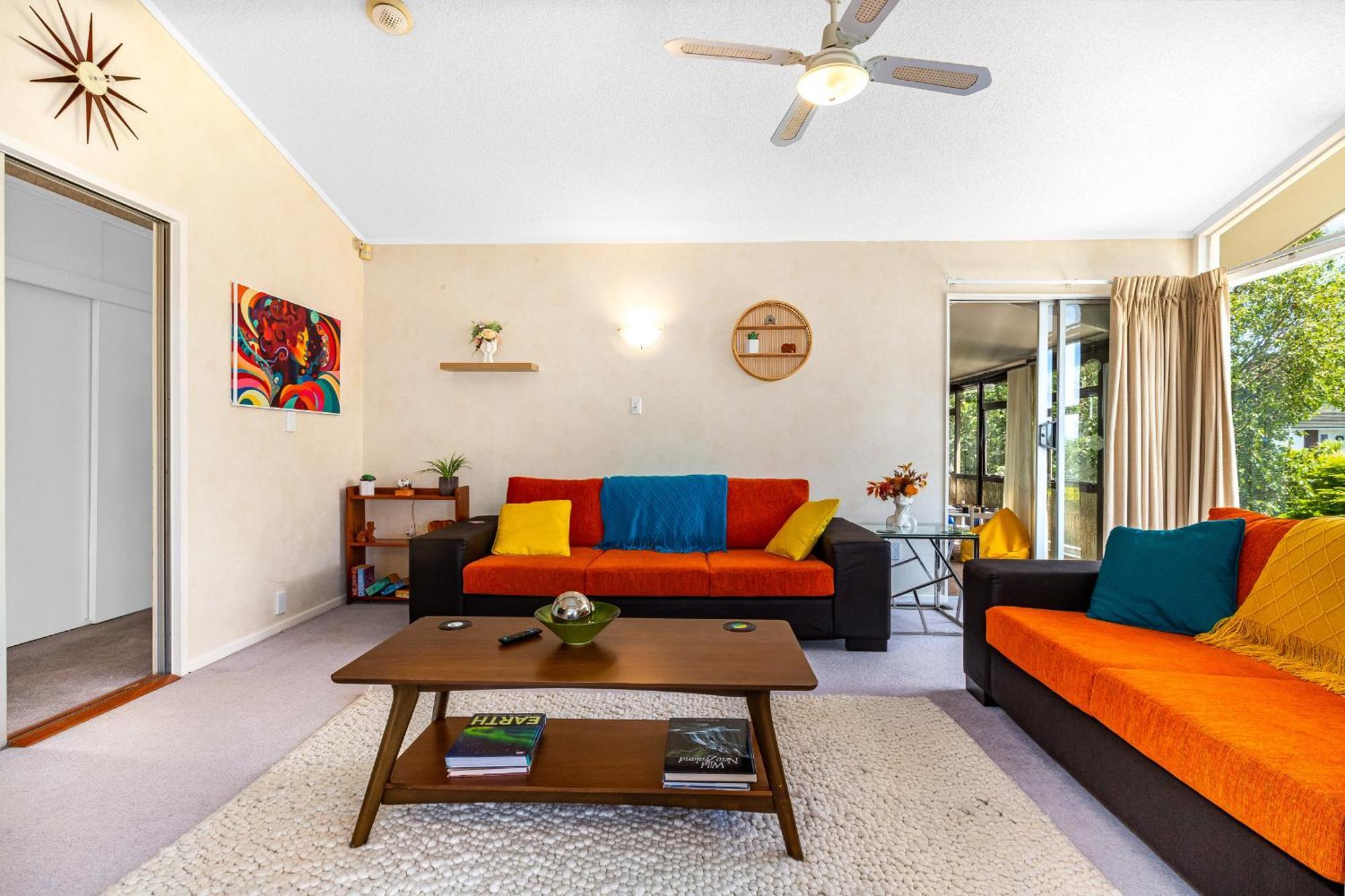 Retro 4 Bedroom Home, Warm And Welcoming, Quiet Location Porirua Bagian luar foto