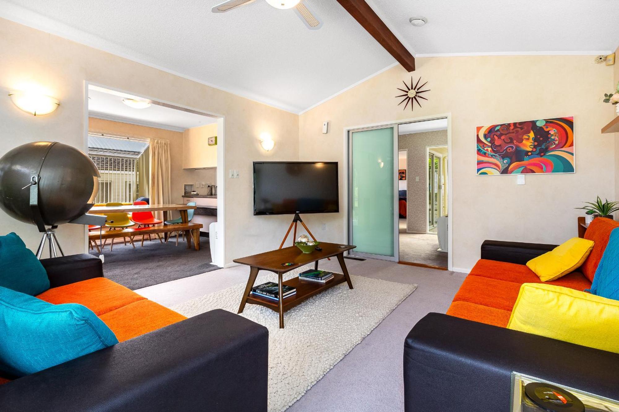 Retro 4 Bedroom Home, Warm And Welcoming, Quiet Location Porirua Bagian luar foto
