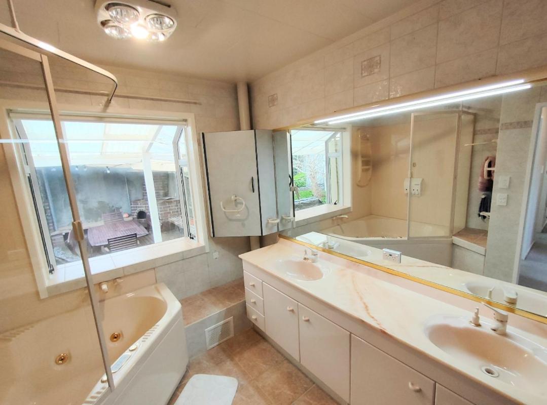 Retro 4 Bedroom Home, Warm And Welcoming, Quiet Location Porirua Bagian luar foto