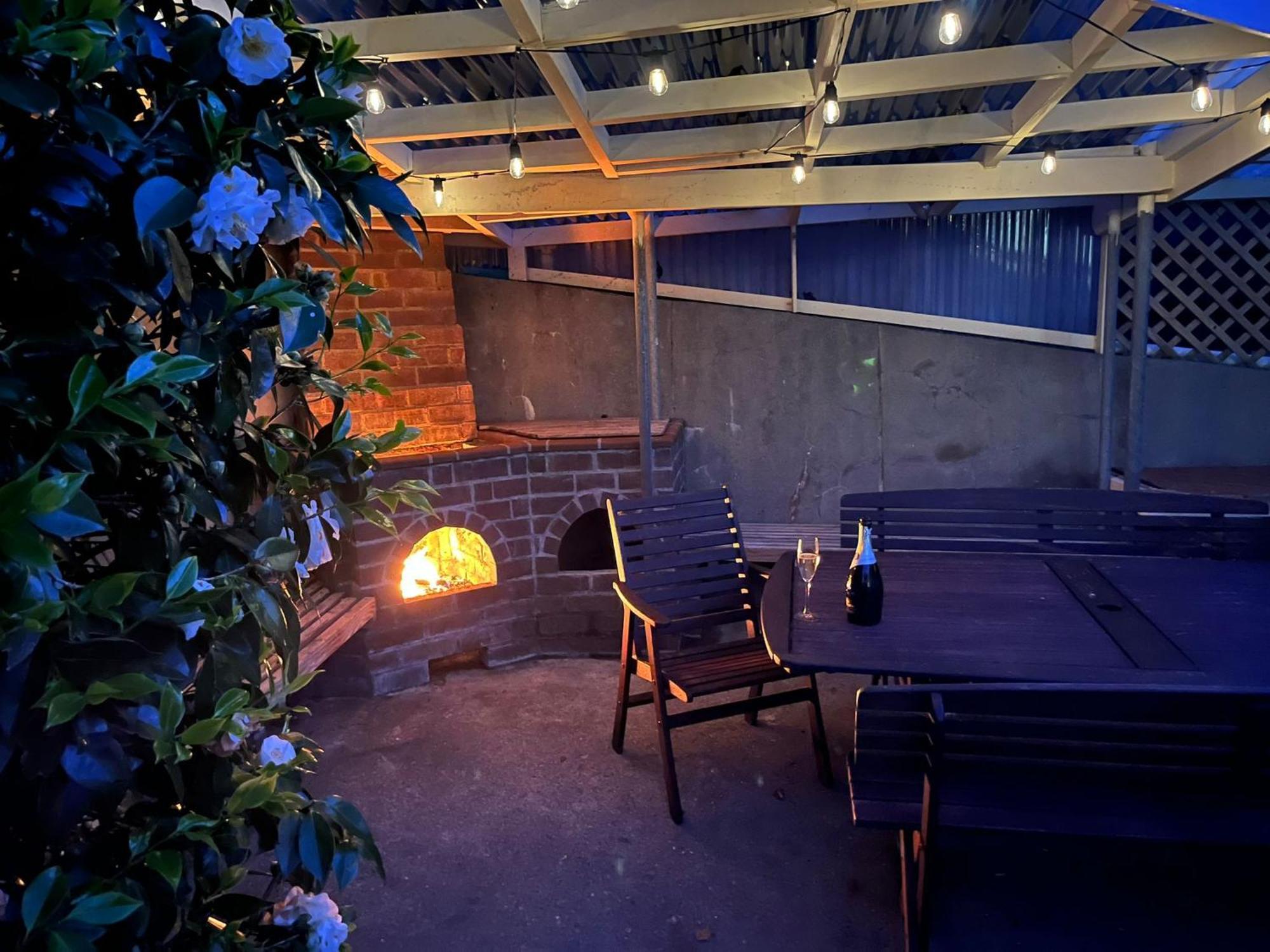 Retro 4 Bedroom Home, Warm And Welcoming, Quiet Location Porirua Bagian luar foto