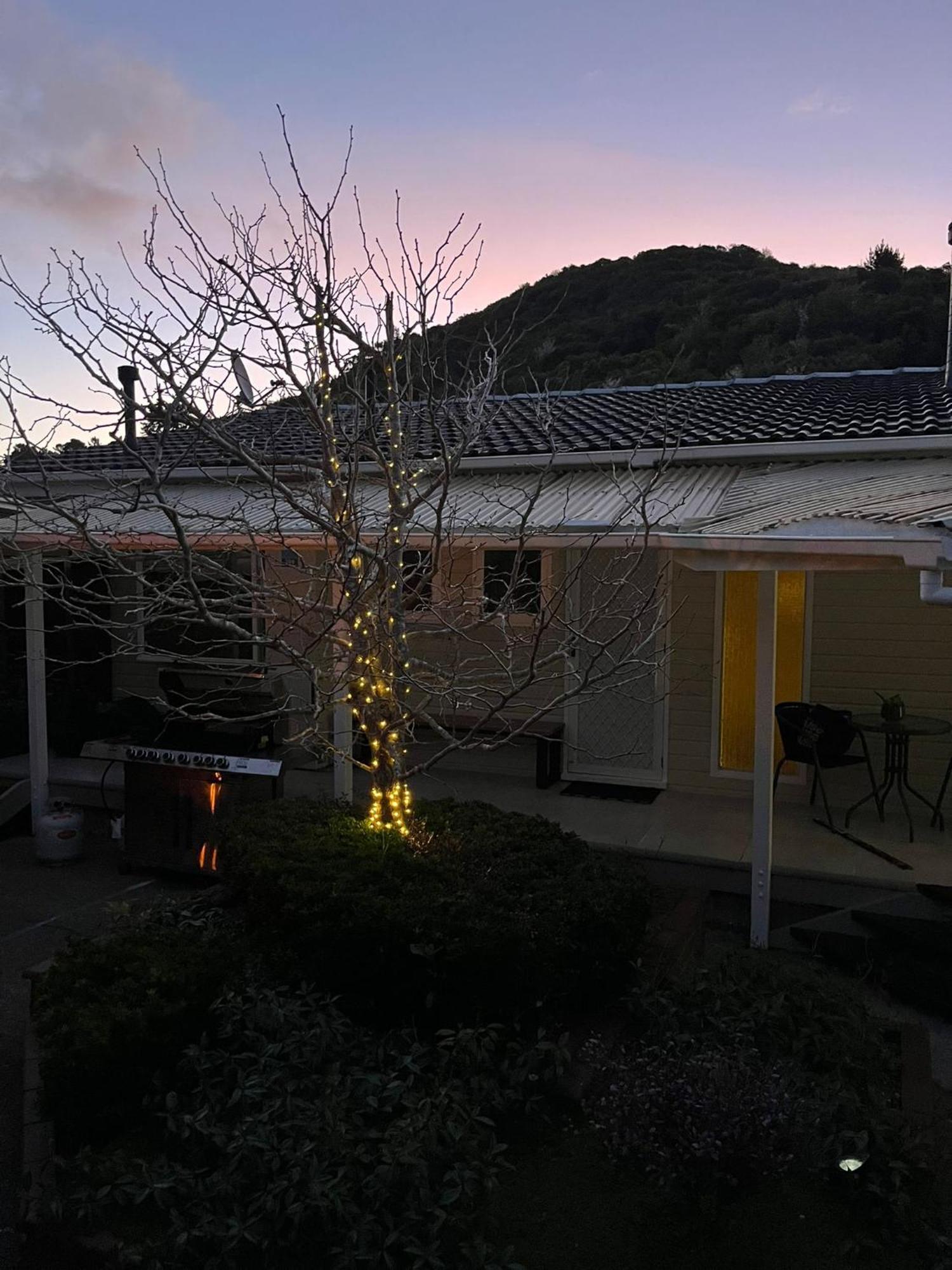 Retro 4 Bedroom Home, Warm And Welcoming, Quiet Location Porirua Bagian luar foto